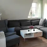 Und Haushälfte Friesland